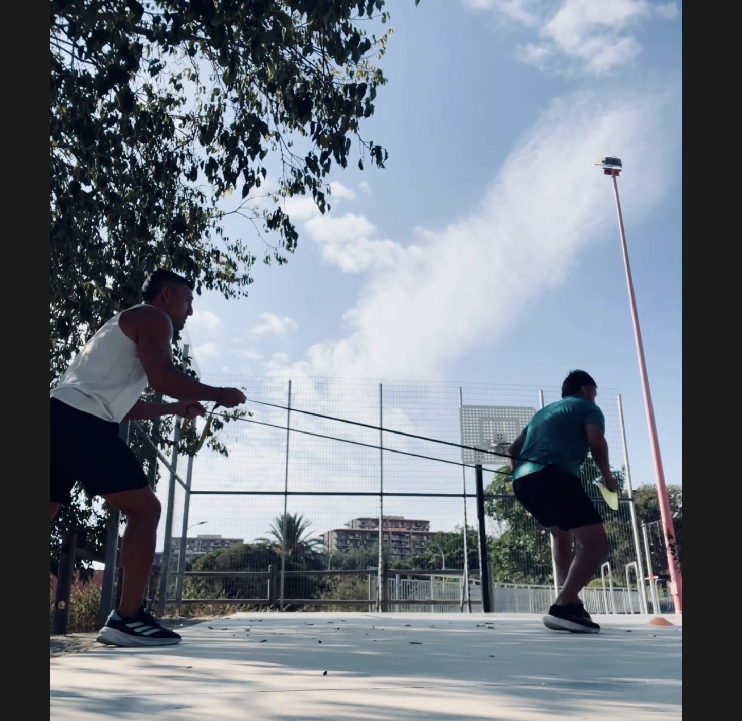 José realizando un ejercicio con banda elástica