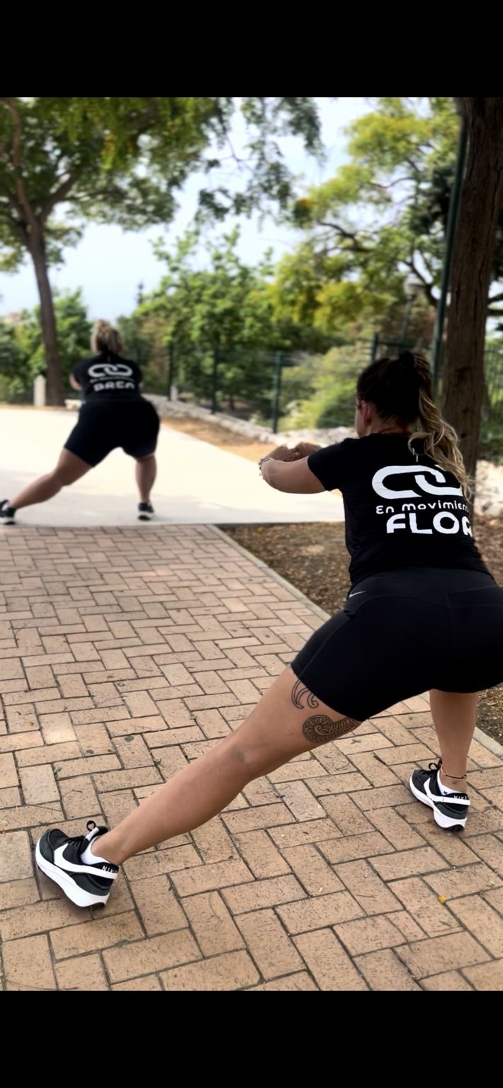 Práctica en pareja al aire libre con remeras de En Movimiento