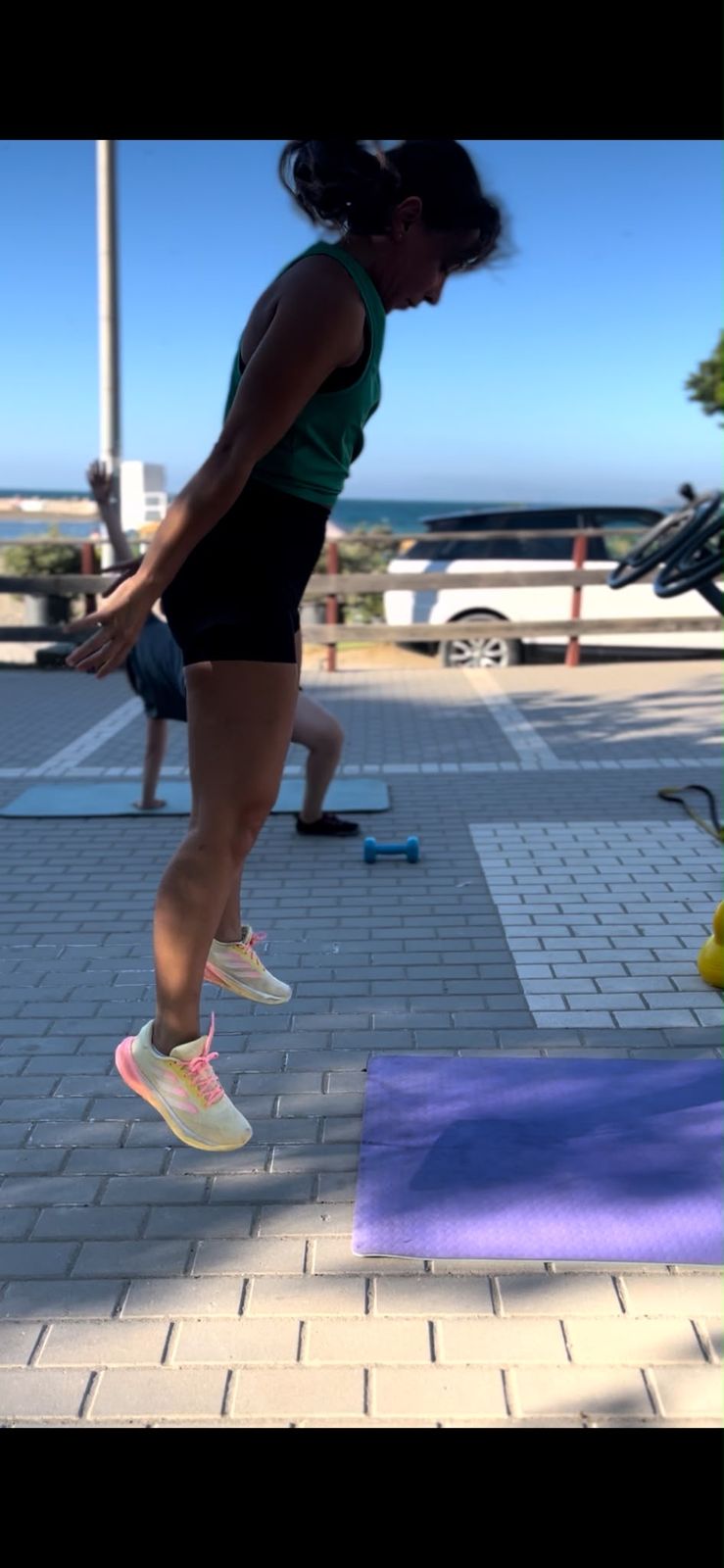 Salto durante una práctica al aire libre